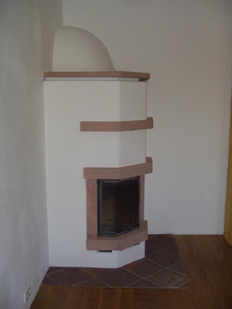 Kamin mit Porphyr- Applikationen