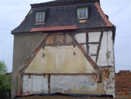 teilweise sichtbares Fachwerk nach Rückbau eines Anbaues